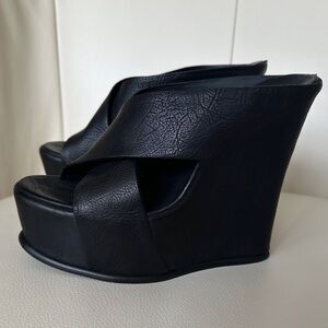 Vera Wang Lavender Label 💜Black Wedge Shoes